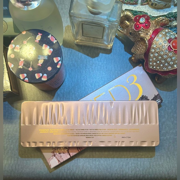 Urban Decay Naked 3 - Picture 3 of 6